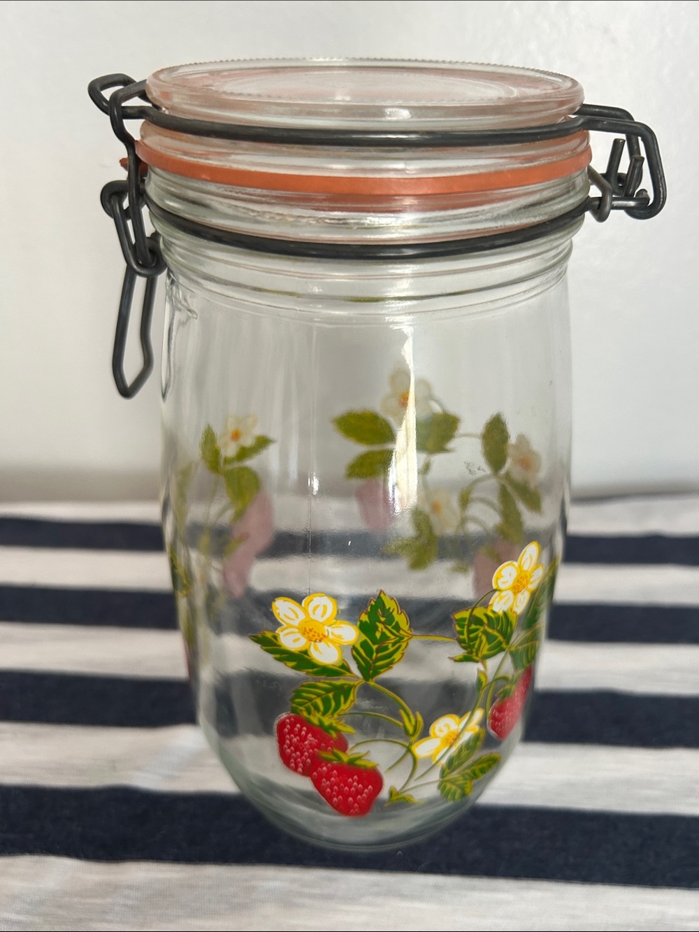 VINTAGE FRANCE Strawberry
Blossom 1.5L